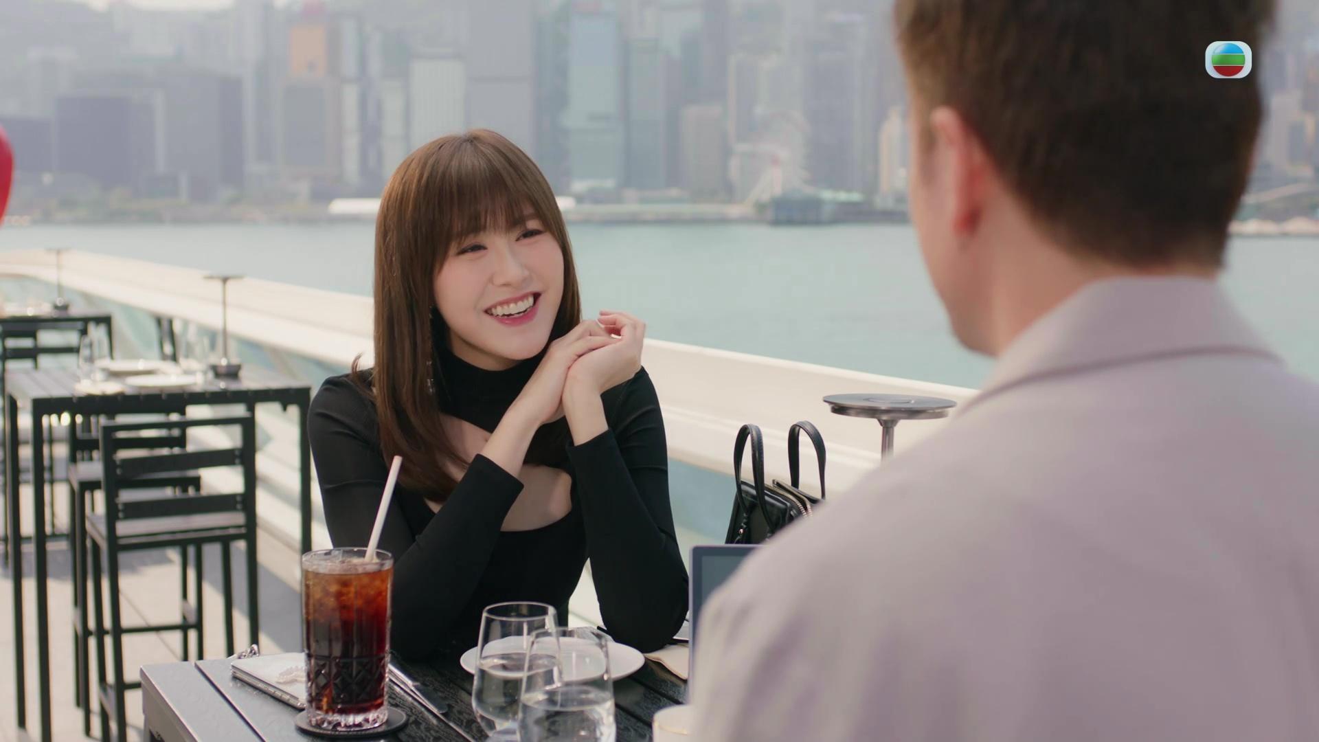 最後以笑遮醜嘅阿Moon,賠笑都不忘拉一拉番高個衫領,細節位做到足。