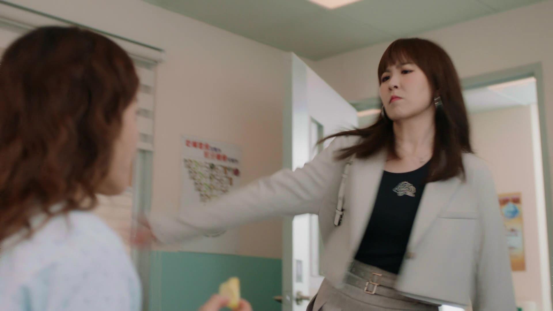 怨念Max的Moon氣沖沖走到醫院搵Kelly尋仇,摑完一巴喪鬧對方兼再喪扯頭髮,女人打起交上嚟真係好狼。