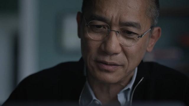 梁朝偉在電影《Silent Friend》以光頭造型演腦神經科學家。(預告截圖)