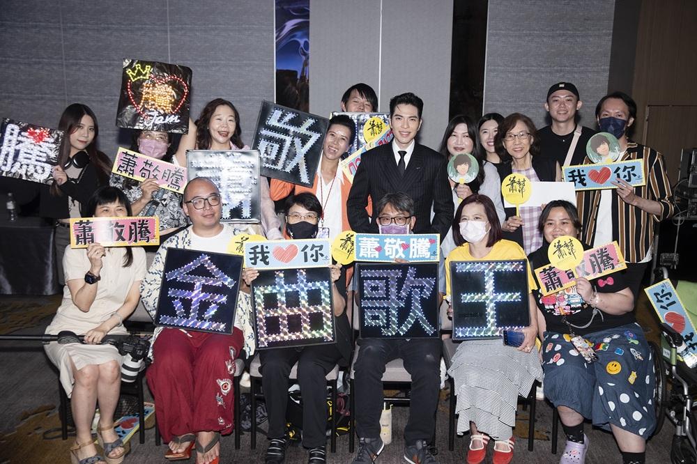 蕭敬騰成Sony Music首位中港台歌手 高科技機械臂簽約迎接新世代