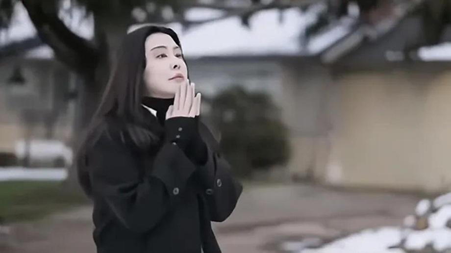 親自拍片宣傳自家經營的艾灸店。