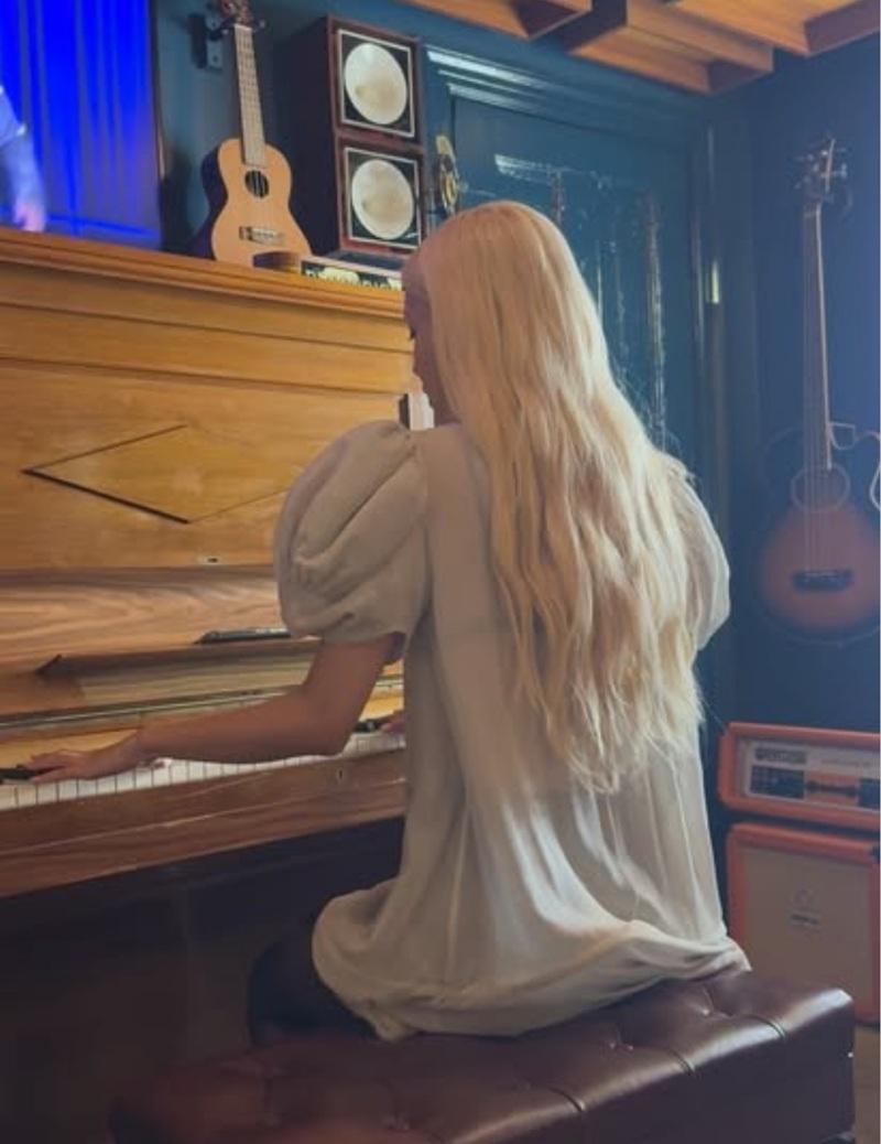 Rose在IG分享演奏《Secret》的短片。