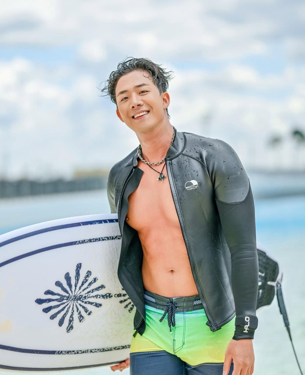 大隻靚仔充滿陽光氣息。