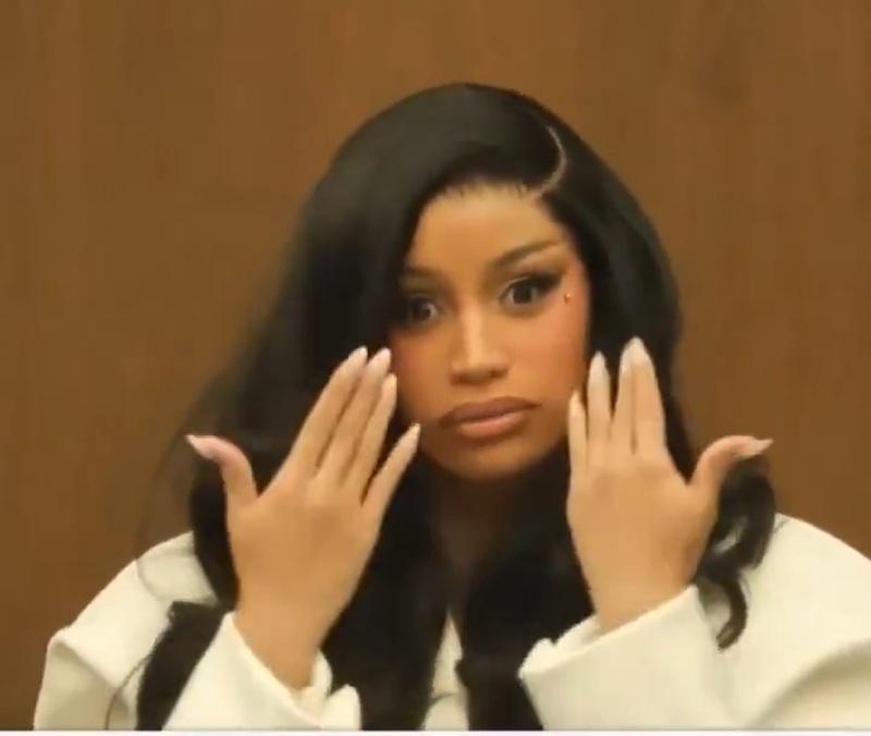 Cardi B審訊表情爆紅獲勝訴 庭外掟筆怒罵記者