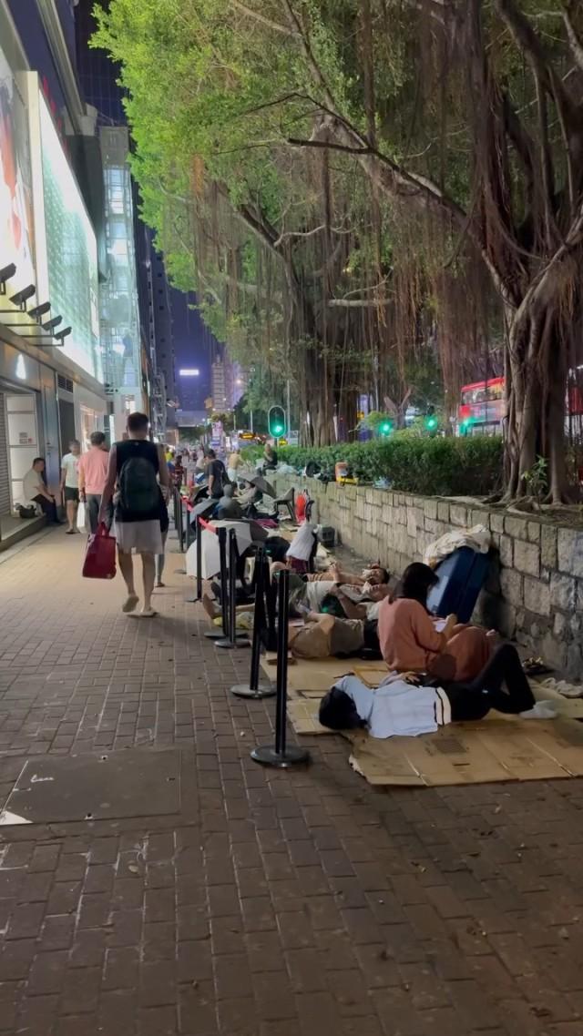 尖沙咀美麗華廣場彌敦道入口外,昨晚起均出現長長人龍。(網片截圖)