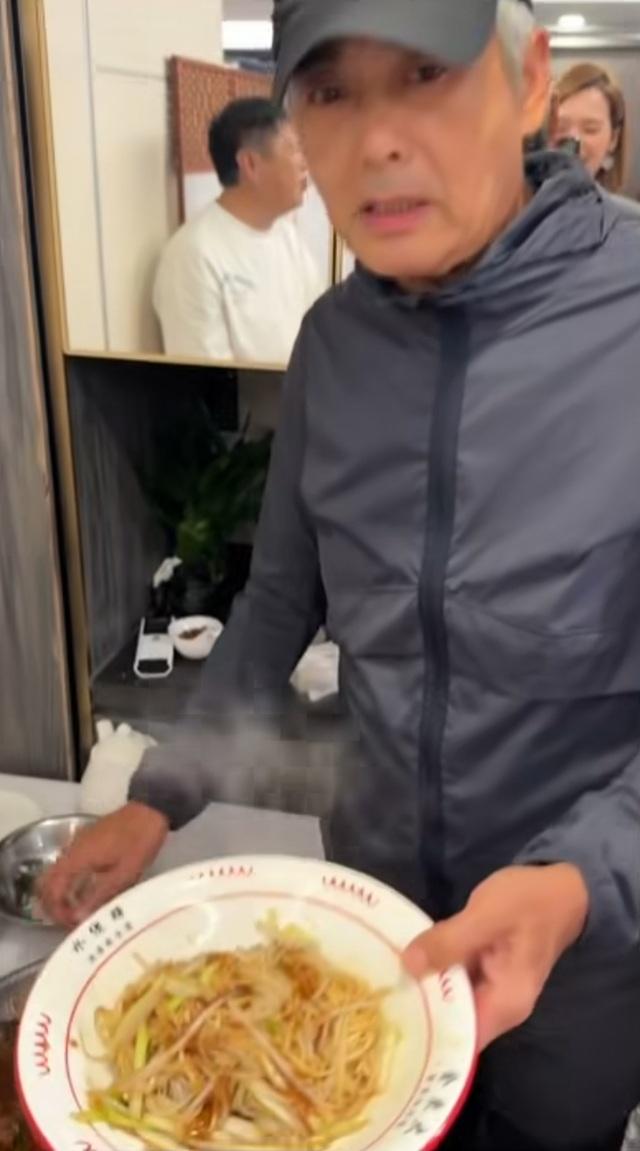 飯局遇發哥,影帝即場整長壽麵俾壽星女,超nice。