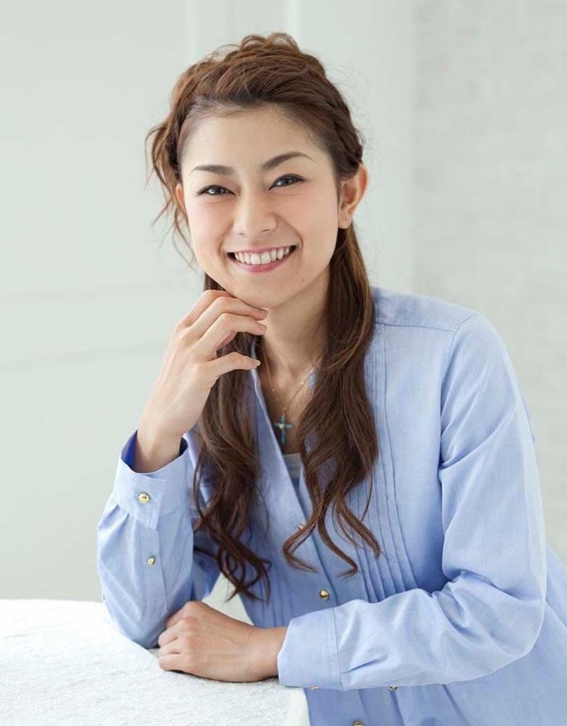 47歲石黑彩退出Morning娘後嫁真矢,自此未有復出幕前。