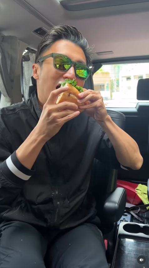 謝霆鋒在片中外賣試食五花腩及招牌 Cold Cut 越南法包。(影片截圖IG:chefnicookies)