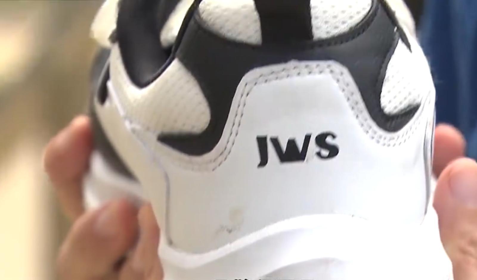 康文署為員工訂購的「JWS」運動鞋。(電視新聞截圖)