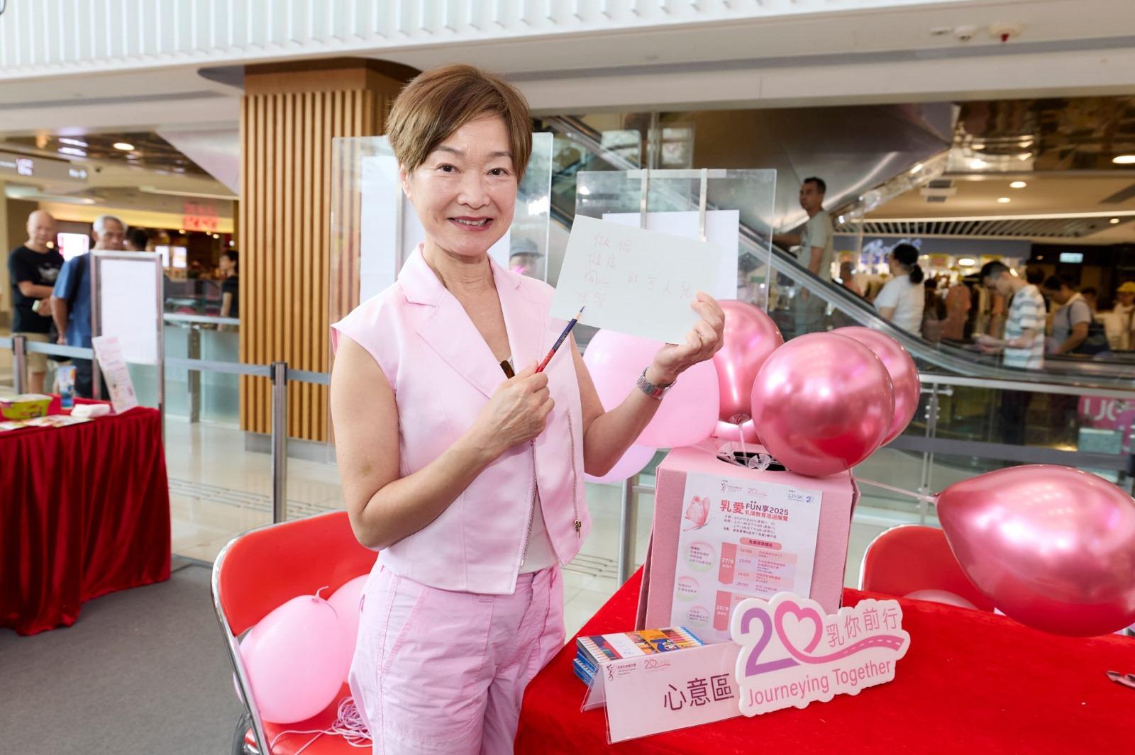 61歲的譚玉瑛姐姐以基金會大使身份現身遊戲攤位