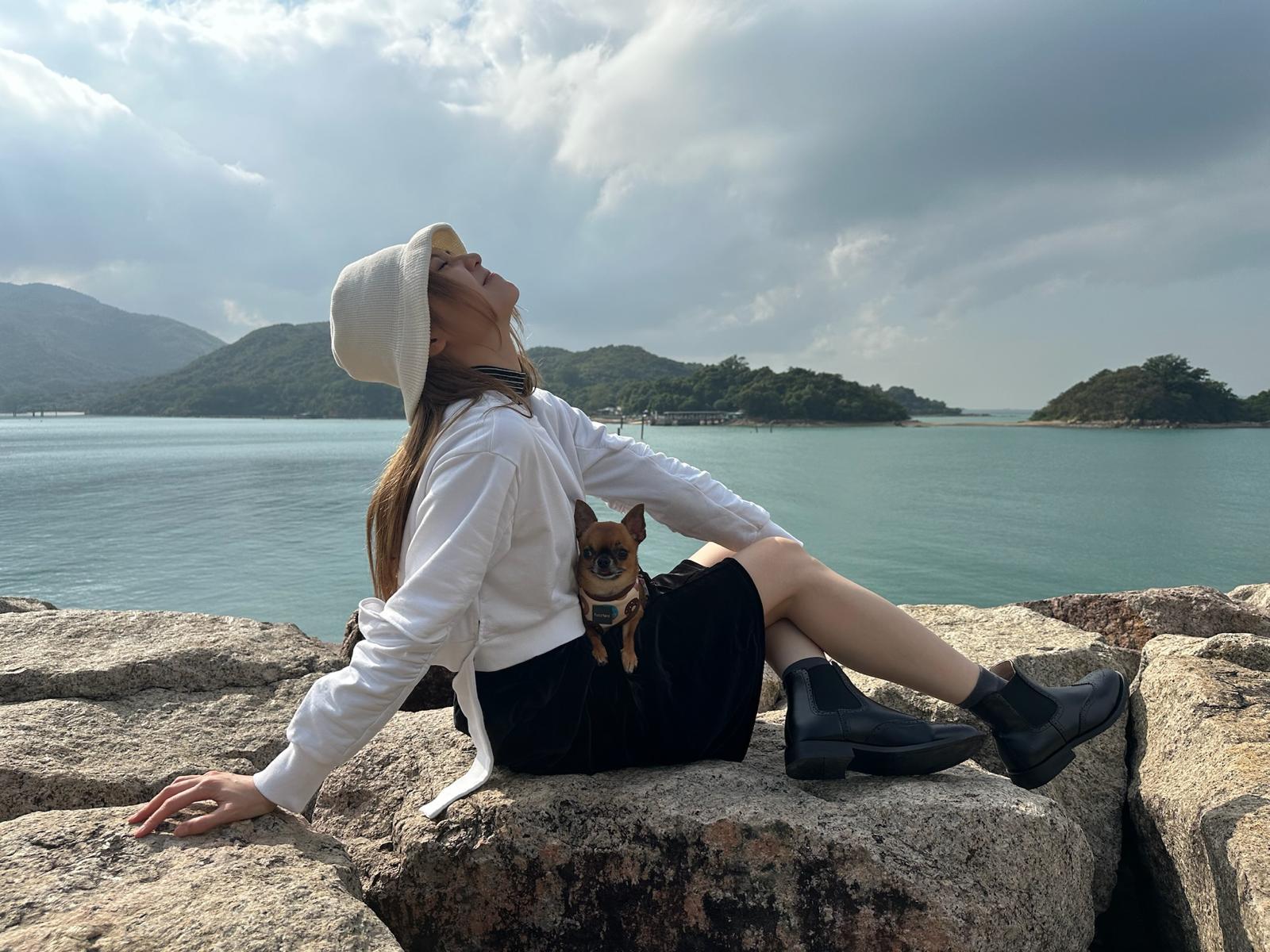 黃妍分享與毛孩Moon Moon的趣事。