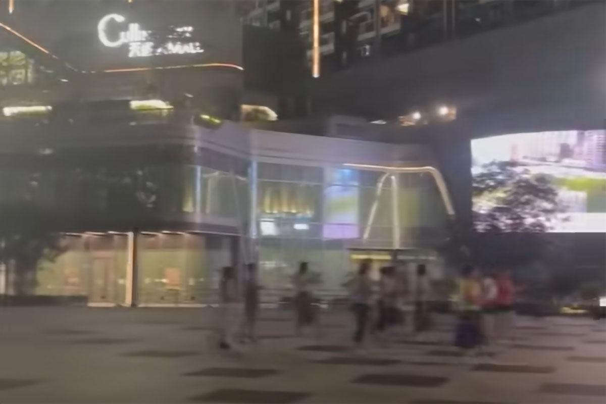 有網民指,啟德天璽・天對開空地在一個晚上聚集了十多名姨姨跳「廣場舞」,其間會用喇叭大聲播音樂。(FB群組「啟德居民自由講~」影片截圖)