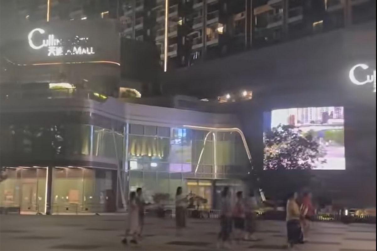 有網民指,啟德天璽・天對開空地在一個晚上聚集了十多名姨姨跳「廣場舞」,其間會用喇叭大聲播音樂。(FB群組「啟德居民自由講~」影片截圖)