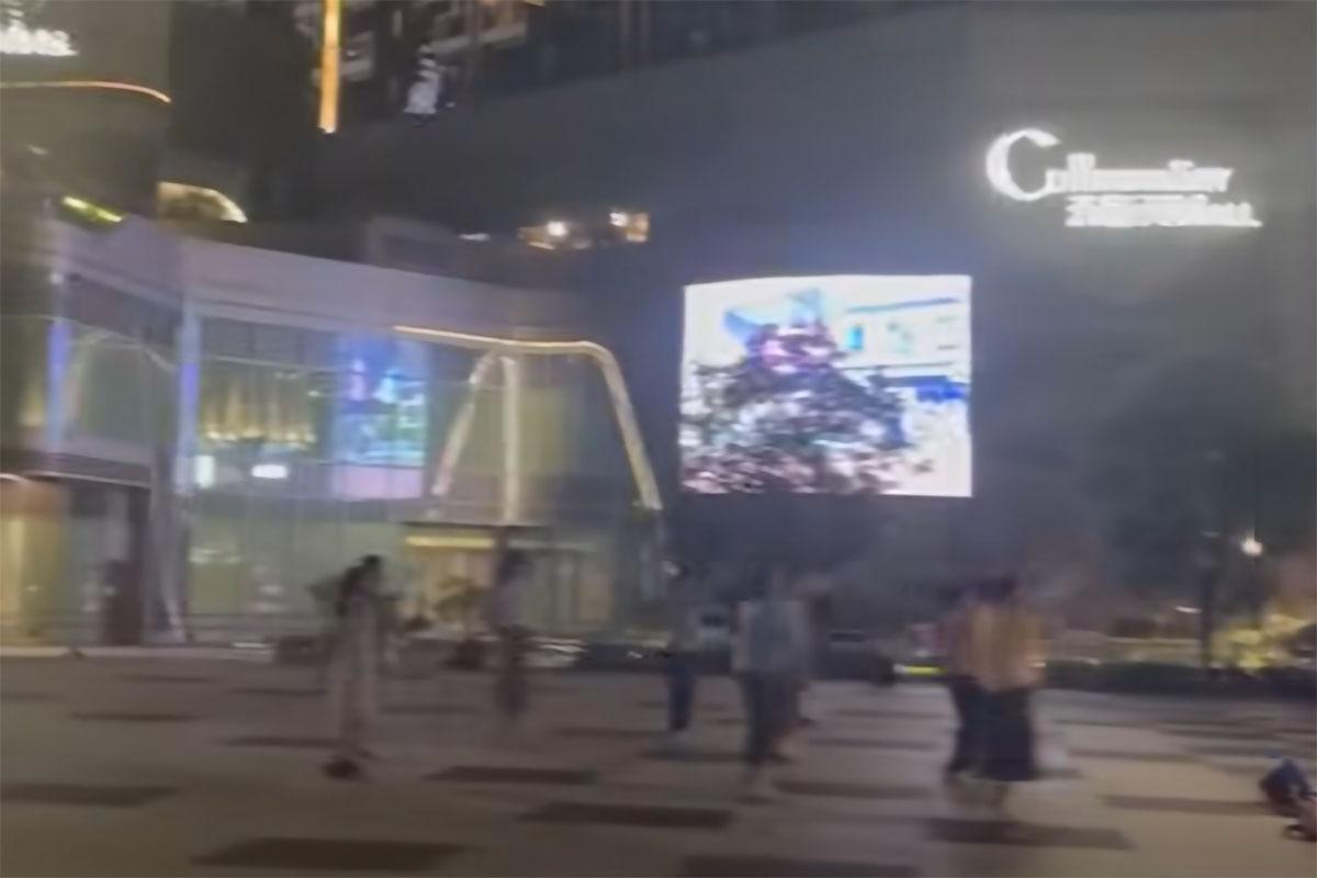 有網民指,啟德天璽・天對開空地在一個晚上聚集了十多名姨姨跳「廣場舞」,其間會用喇叭大聲播音樂。(FB群組「啟德居民自由講~」影片截圖)