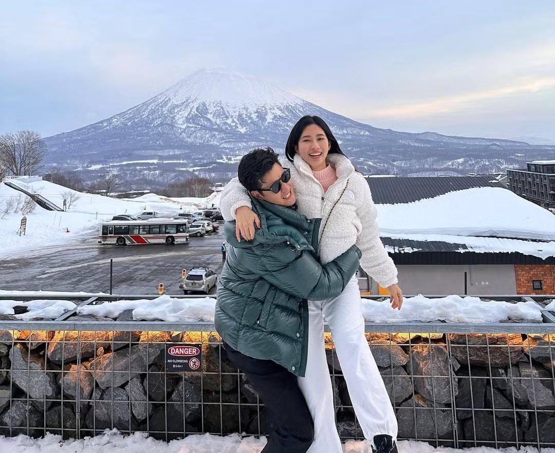 周興哲與主播趙岱新拉埋天窗後,育有一子一女。