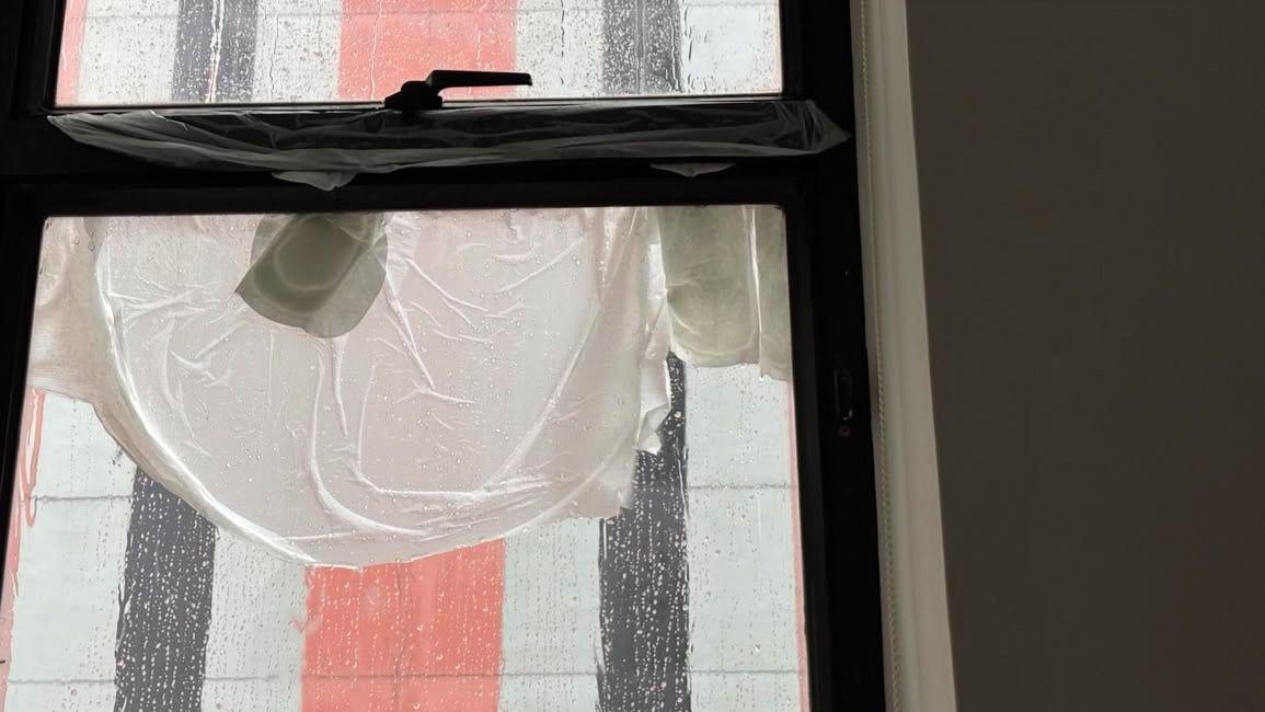 颱風樺加沙襲港,窗戶滲水出動M巾(Threads圖片)