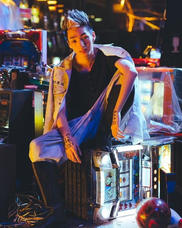 清水尋也在真人版電影《東京復仇者》系列飾演「半間修二」。