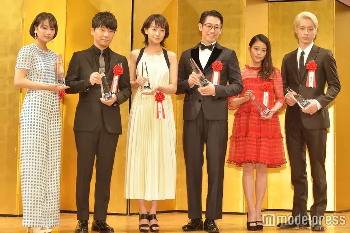 2017年的電視頒獎禮上,坂口(右)的當時女友高畑充希(紅裙)、前度女友波瑠(白裙)同場。