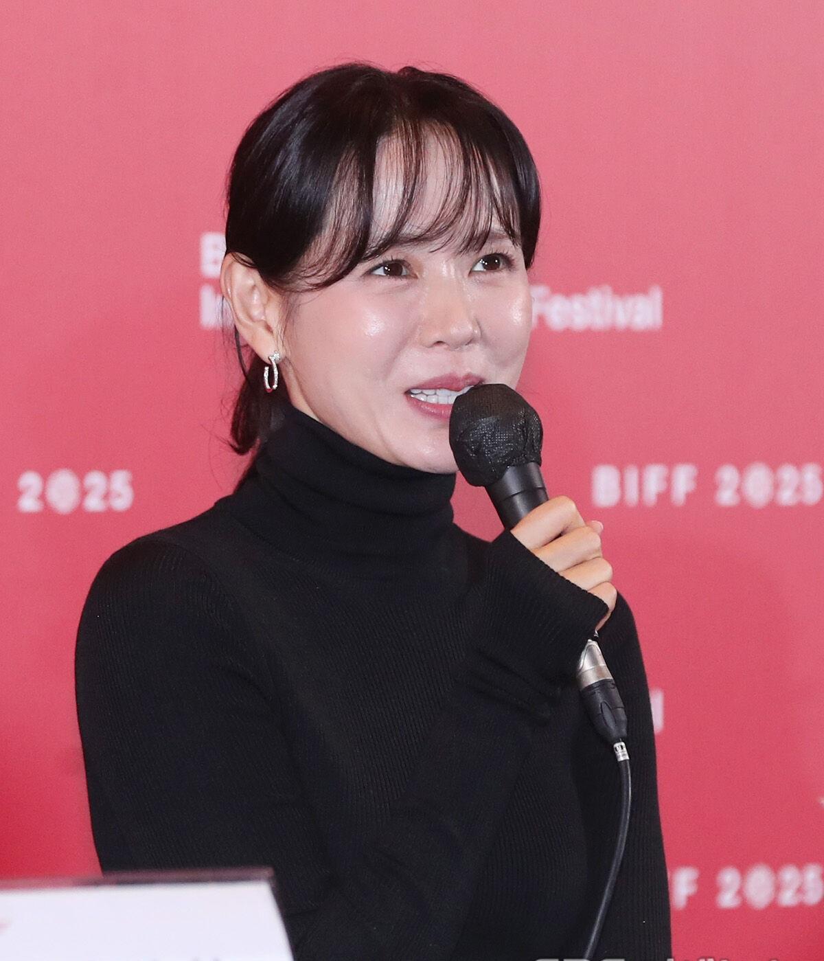 席上孫藝珍大讚朴贊郁,拍攝時畫面突兀之處,逃不過他的法眼。