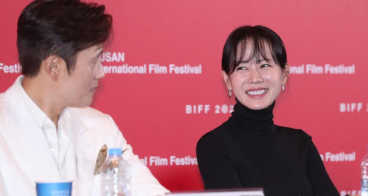 李秉憲、孫藝珍,戲裡飾演一對夫婦。