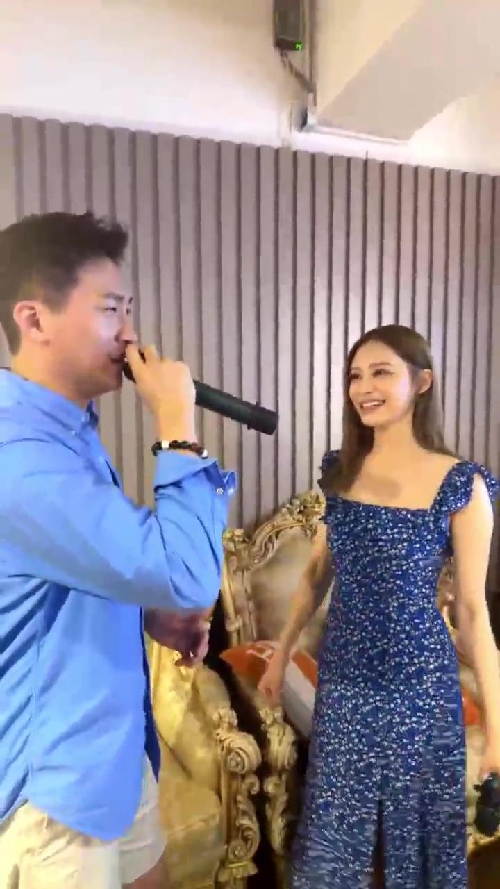 二人又徇眾要求合唱GM海選時的面試歌曲《情非得已》