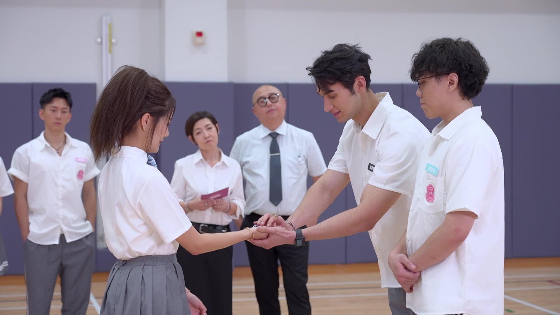 榮嘉爾淘汰前為Maggie送上「護身符手鐲」,又係一個大方之男。