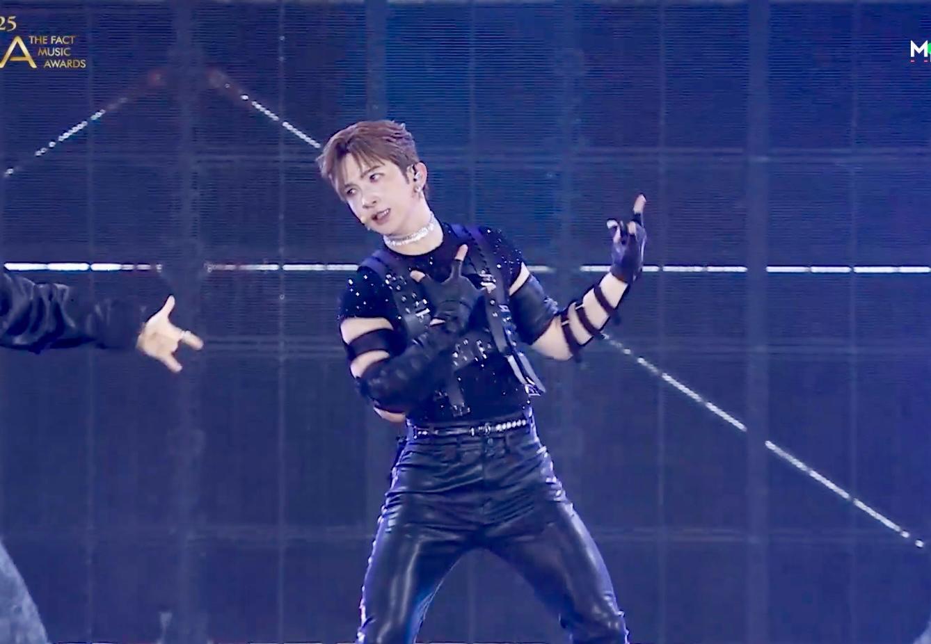 Anson Lo盧瀚霆首次踏上TMA盛會,為觀眾跳《Mr. Stranger》。(直播截圖)