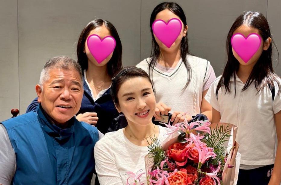 黎姿(現名馬黎珈而) 2008年嫁大她15年的富商馬廷強,婚後二人育有3個寶貝女。