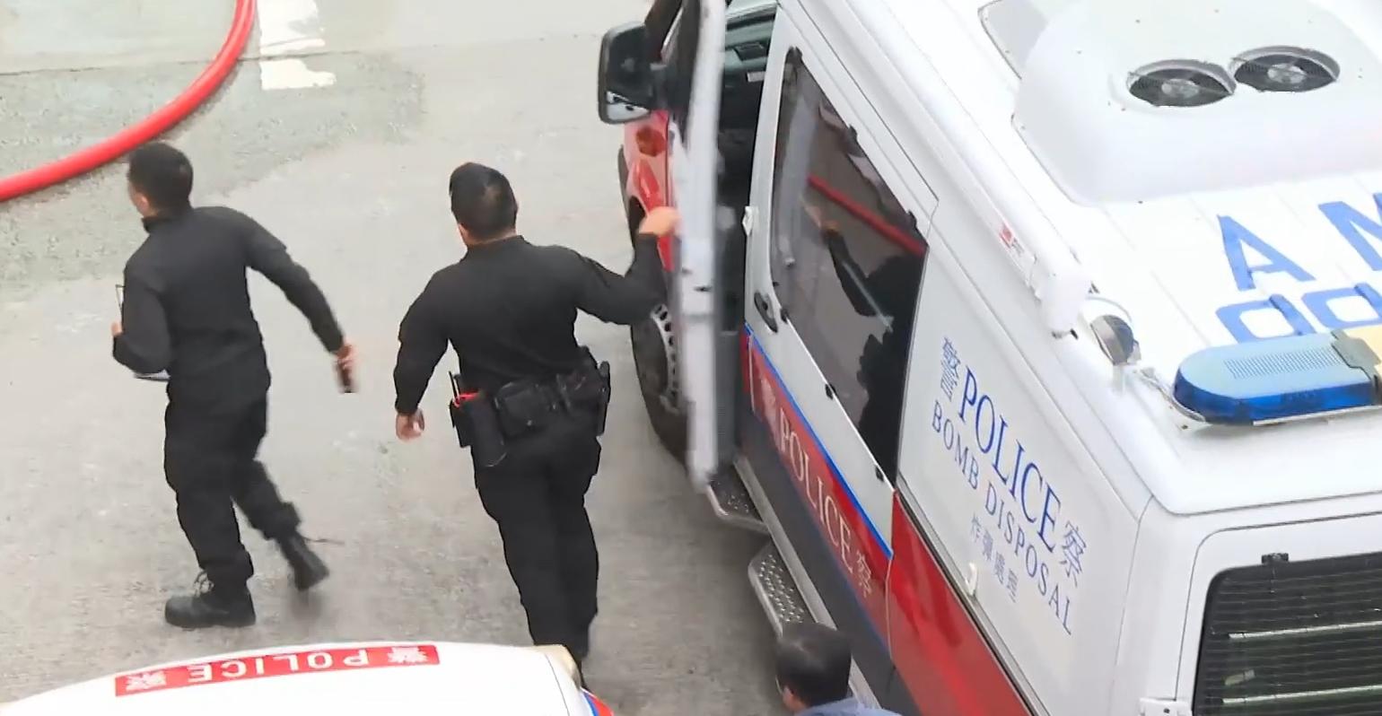 鰂魚涌地盤發現懷疑戰時炸彈。(有線電視新聞截圖)