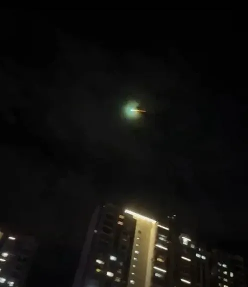 內地福建多地民眾於9日晚間8時4分,在夜空中目擊一個散發藍綠色光芒的不明飛行物快速劃過,引發熱議。