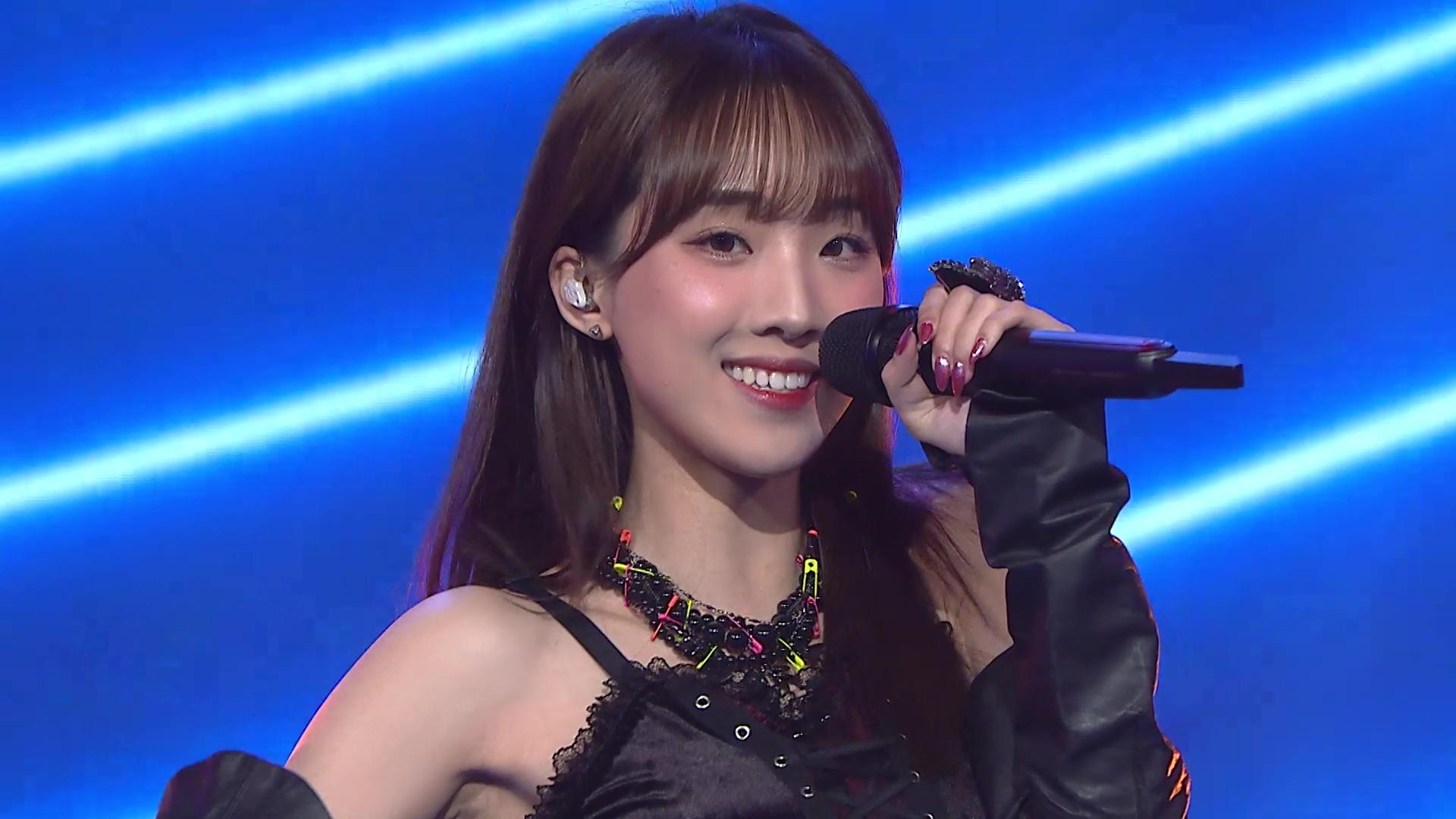 Jenny以一身性感魚網絲襪、短裙仔亮相。