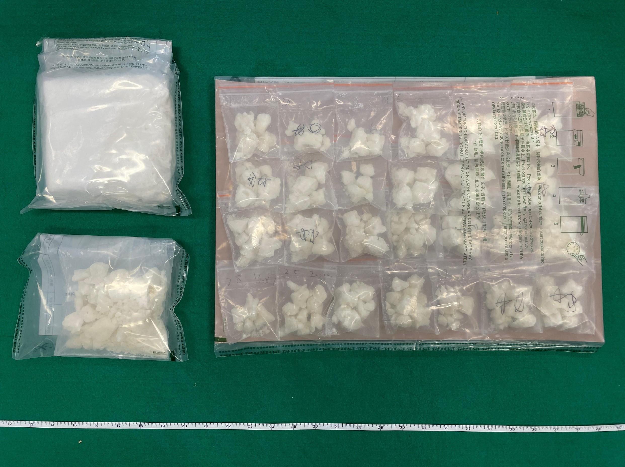 圖示檢獲的懷疑霹靂可卡因及懷疑可卡因。