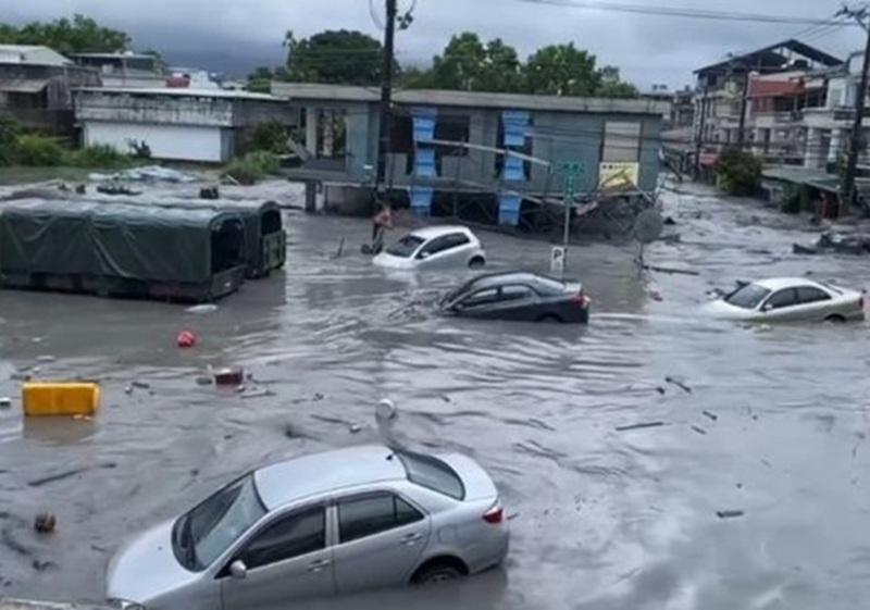 颱風樺加沙|花蓮塌橋汽車被洪水沖走 女子奮力抱電柱保命