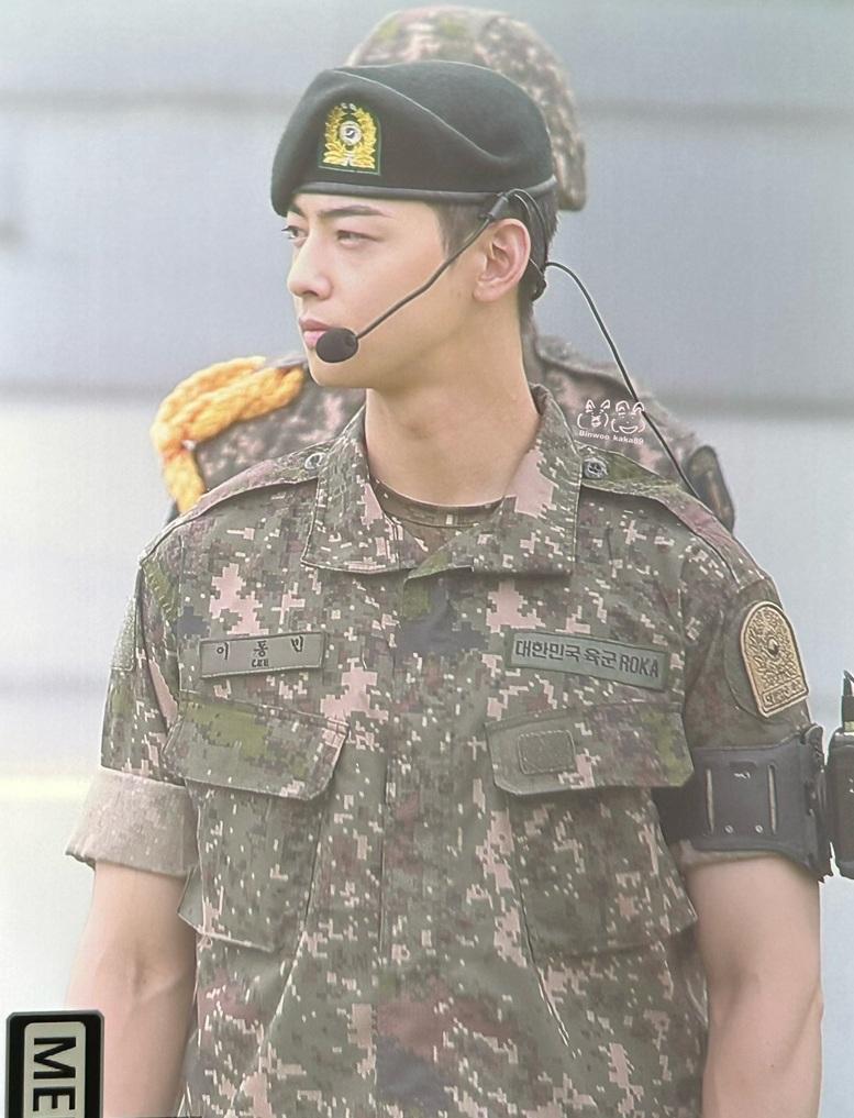 傳聞訓練營的軍隊友為了接觸車銀優,特意拿碗給他洗。