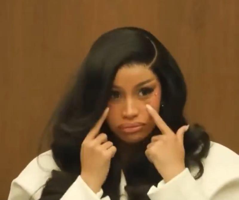 Cardi B審訊表情爆紅獲勝訴 庭外掟筆怒罵記者