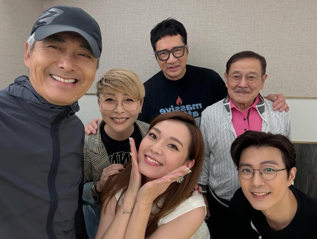 發哥招牌動作——自拍。