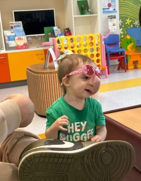 英國1歲女嬰臉現腫塊遭誤診父母傷害造成 腫瘤迅速擴大7個月後離世