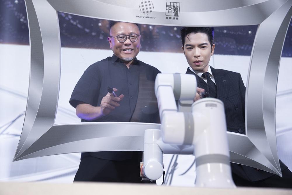 蕭敬騰成Sony Music首位中港台歌手 高科技機械臂簽約迎接新世代