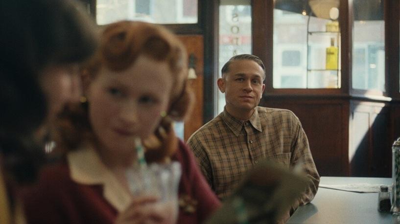 在酒吧看準獵物。