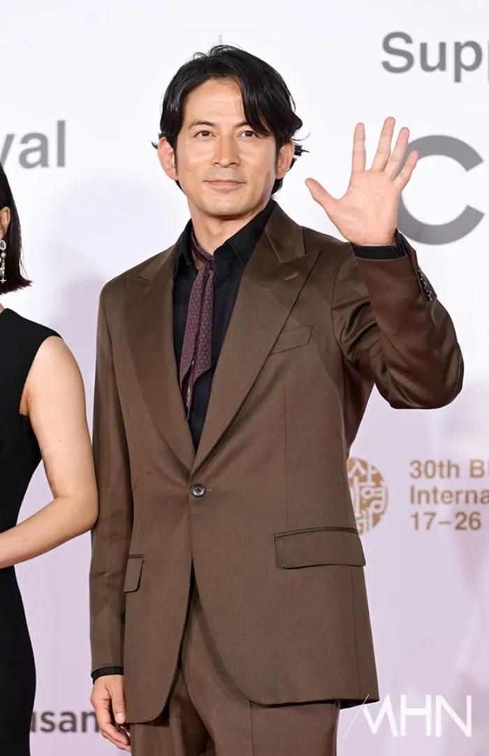 岡田准一為Netflix作品《武士生死鬥》宣傳。