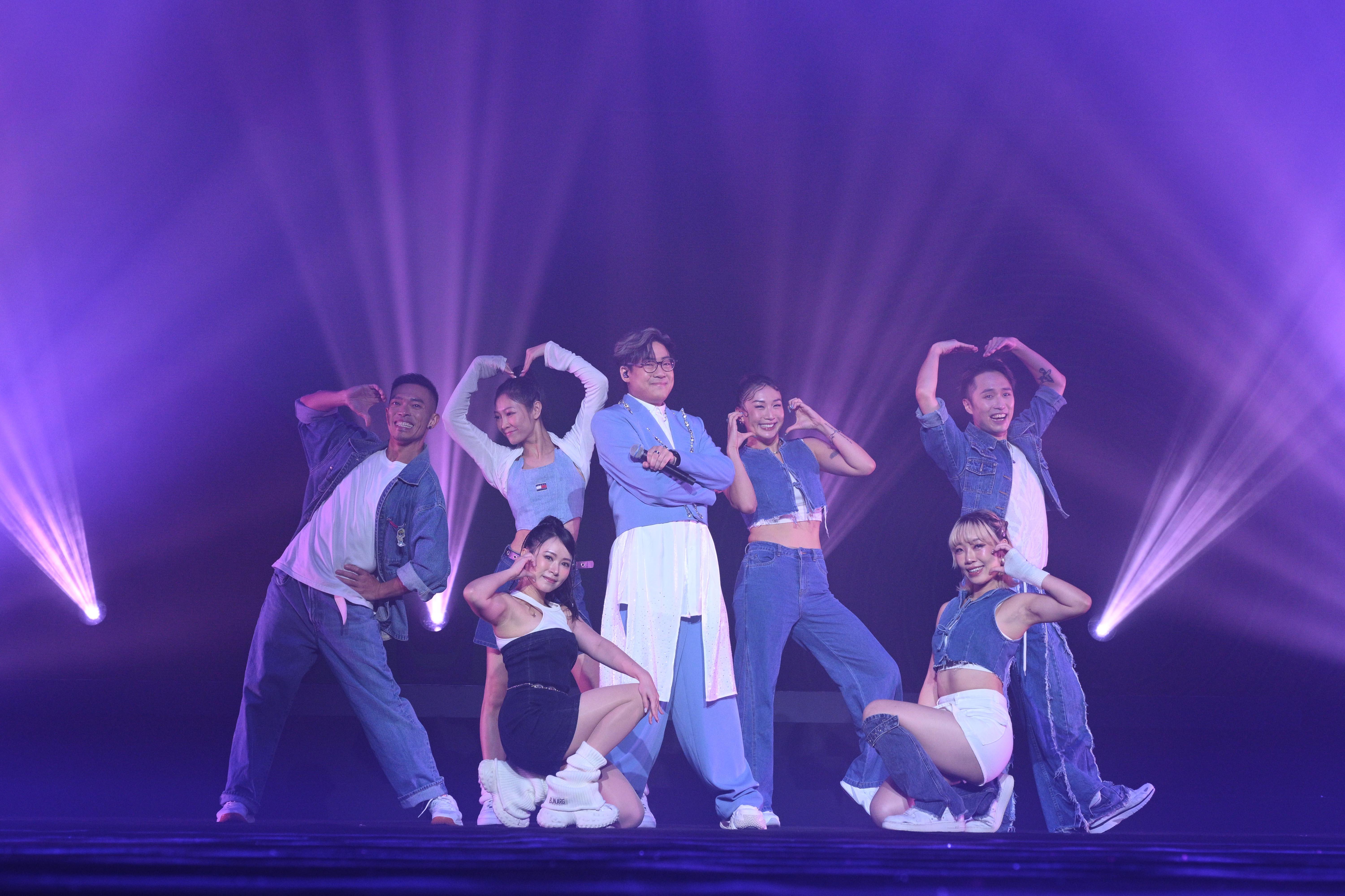 羅啟豪以溫柔靚聲唱出《歲月流情》,聽得觀眾如痴如醉。