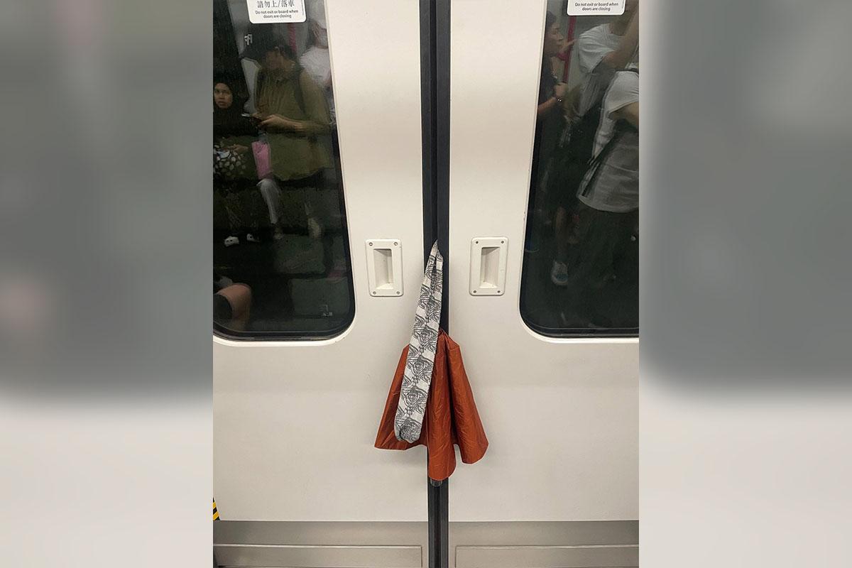 有乘客分享自己隨身袋被港鐵車門夾住,最終袋內iPad爆裂。(Threads圖片)