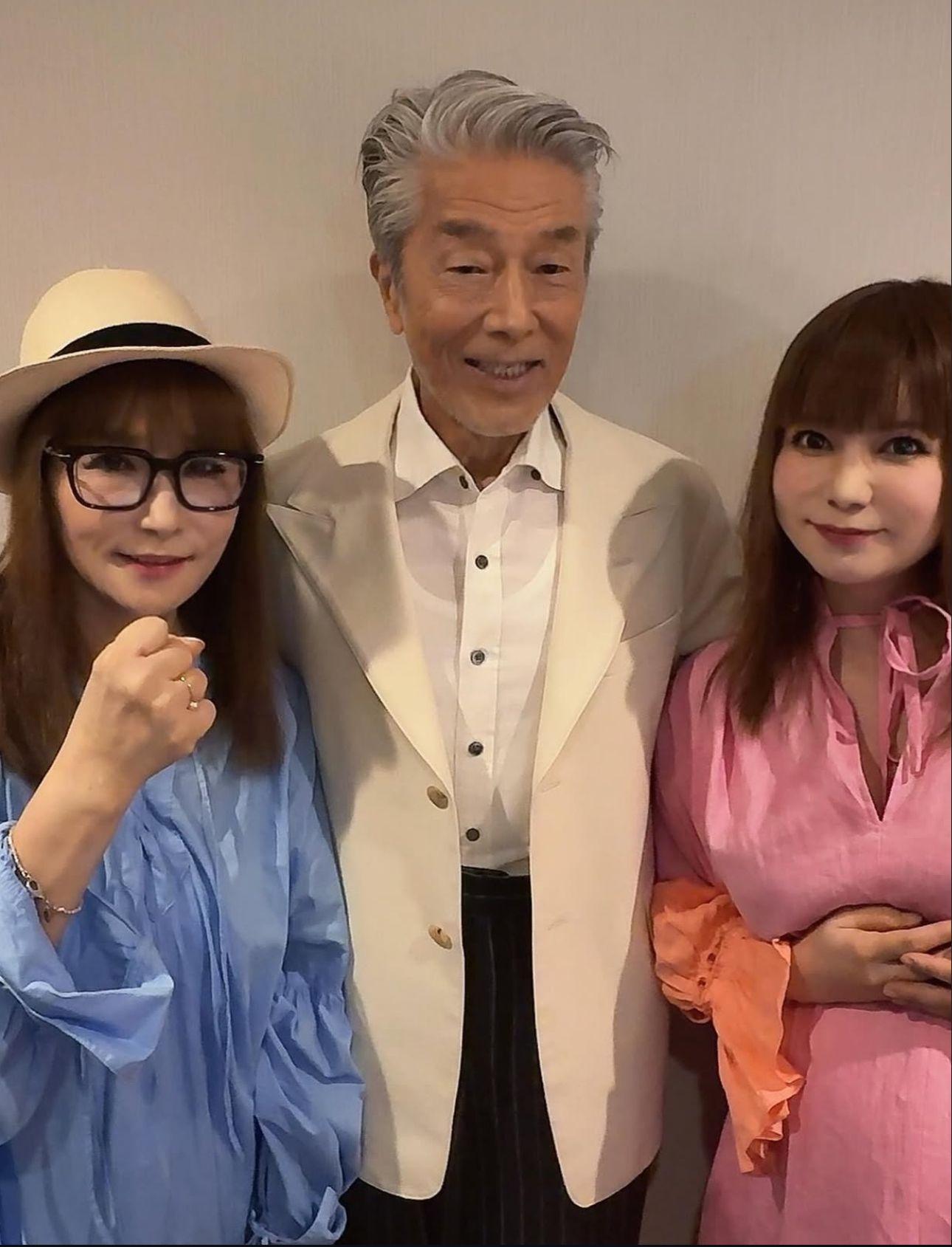 中川翔子與母親桂子跟倉田保昭合照。