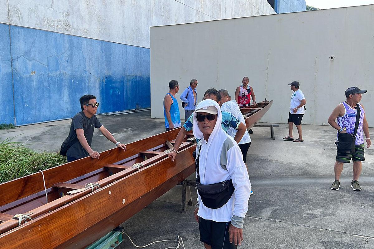 停泊在柴灣貨物裝卸區的社區龍舟,已移至附近一處閒置土地臨時存放。(梁熙FB)