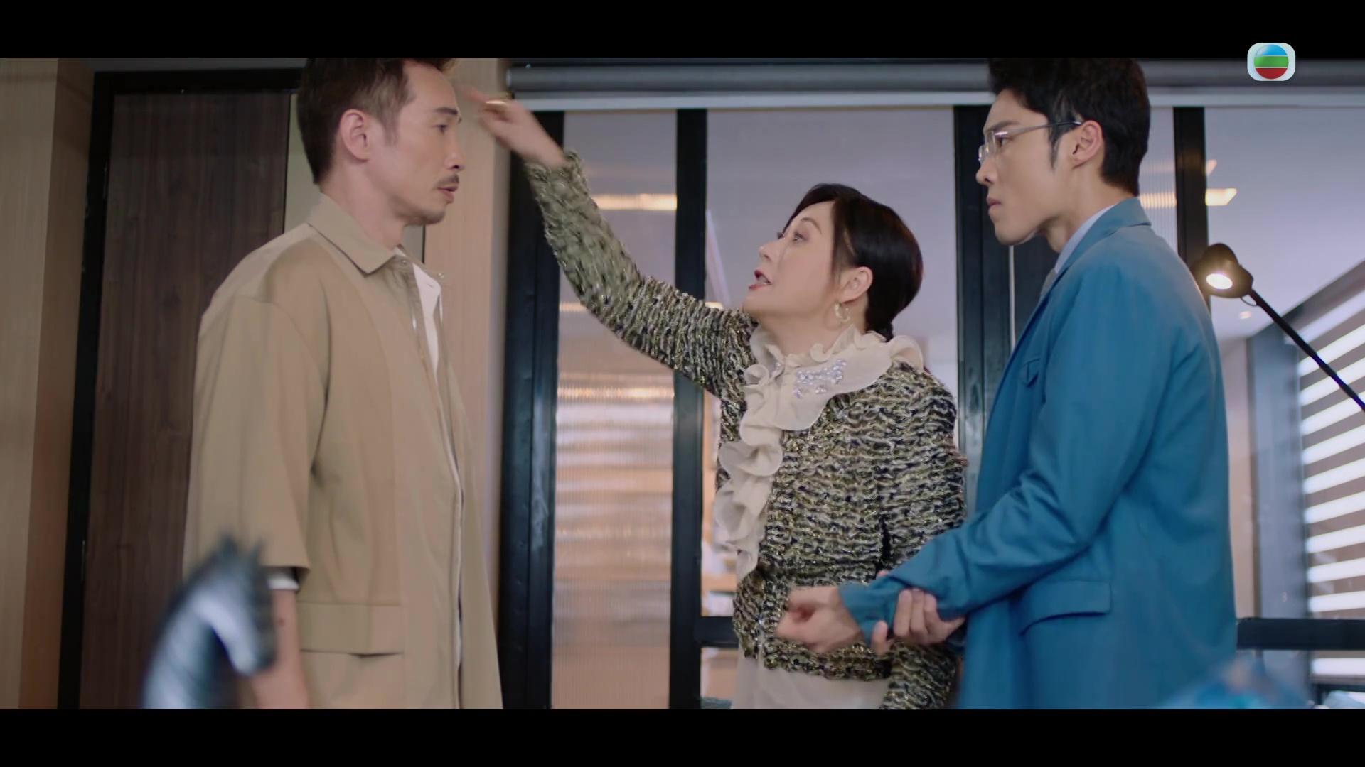 江欣燕激動手指指狂篤陳豪額頭。