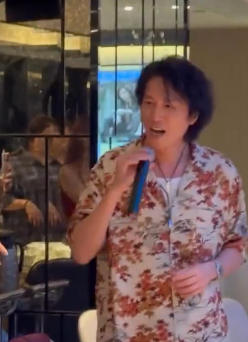 黃子華激罕開金口唱《藍天》。