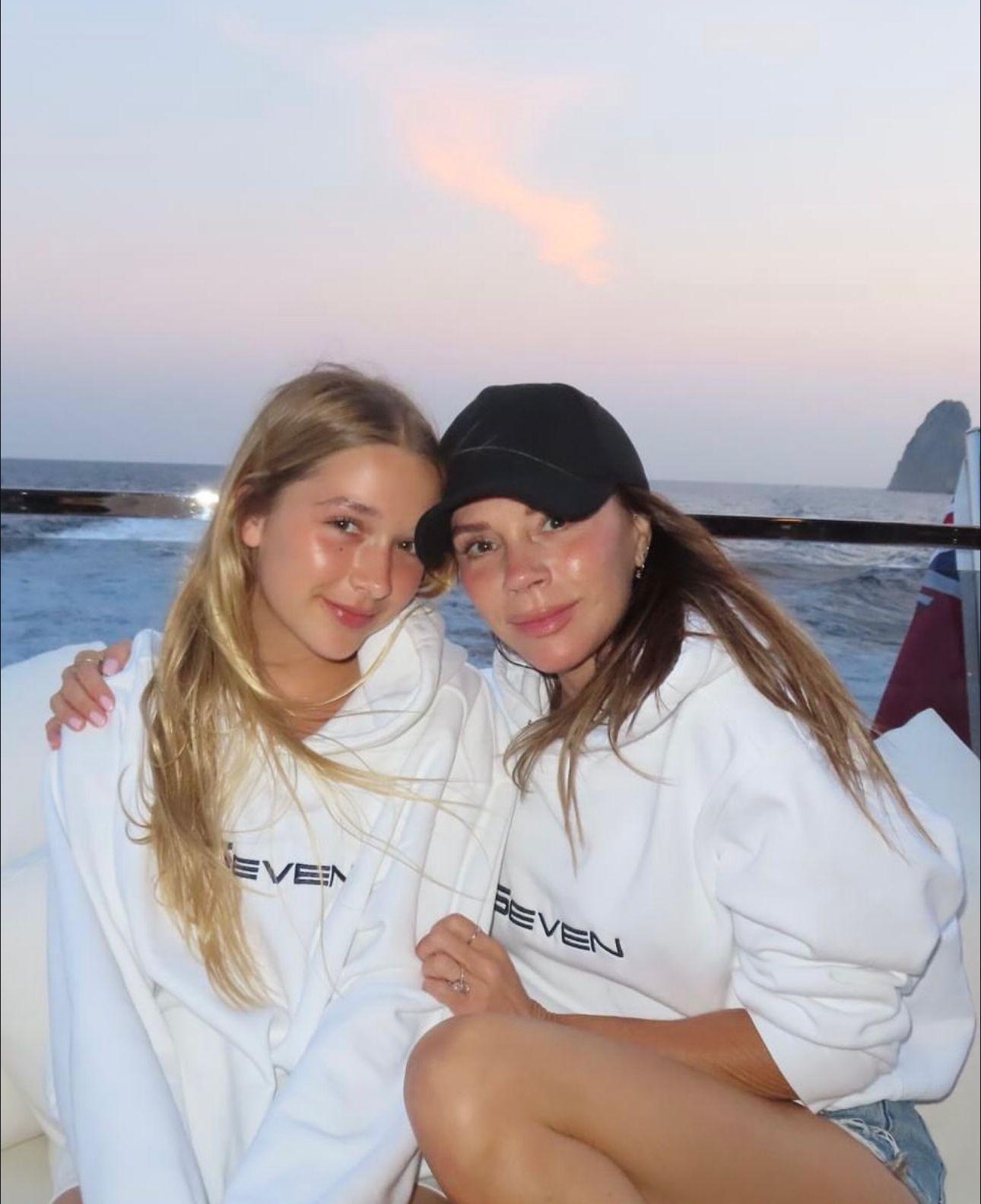 14歲孻女「哈七」Harper Seven拍住媽咪霎眼睇如同兩姊妹。