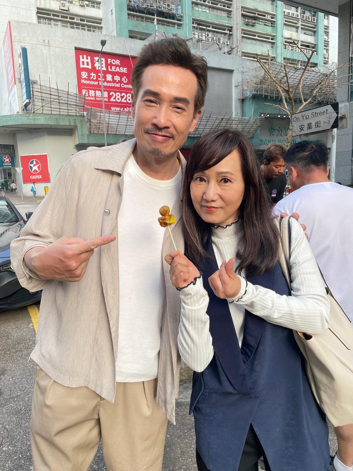 輝仔大爆陳豪、張曦雯係「片場食神」。