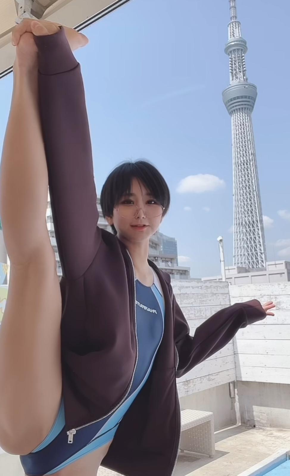 柳丸經常擺出一字馬及各種高難度甫士。