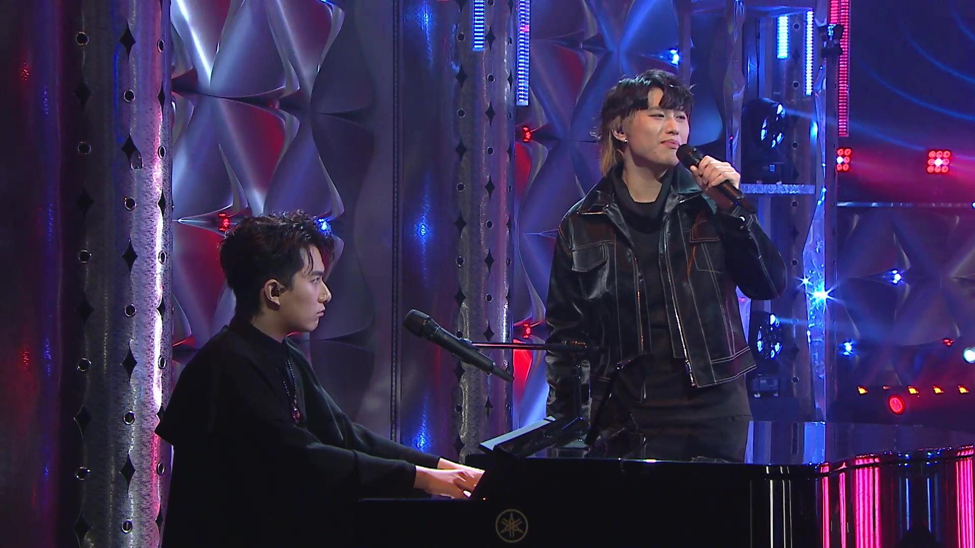 Matt一邊彈琴一邊獨唱打頭陣,配以Ryan的完美和音。